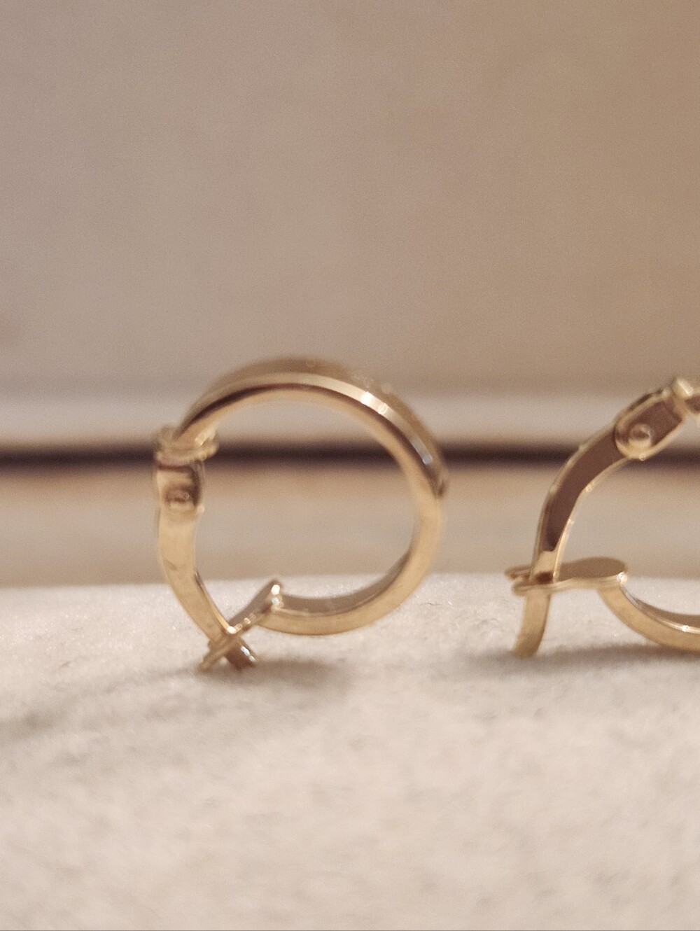 14kt Gold Hoop Hinge Earrings - Women Jewelry - Picture 5 of 8